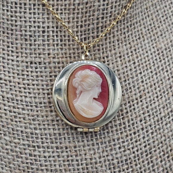 Gold-Tone Lady Right Facing Portrait Cameo Locket Necklace Chain Vintage - Picture 3 of 4